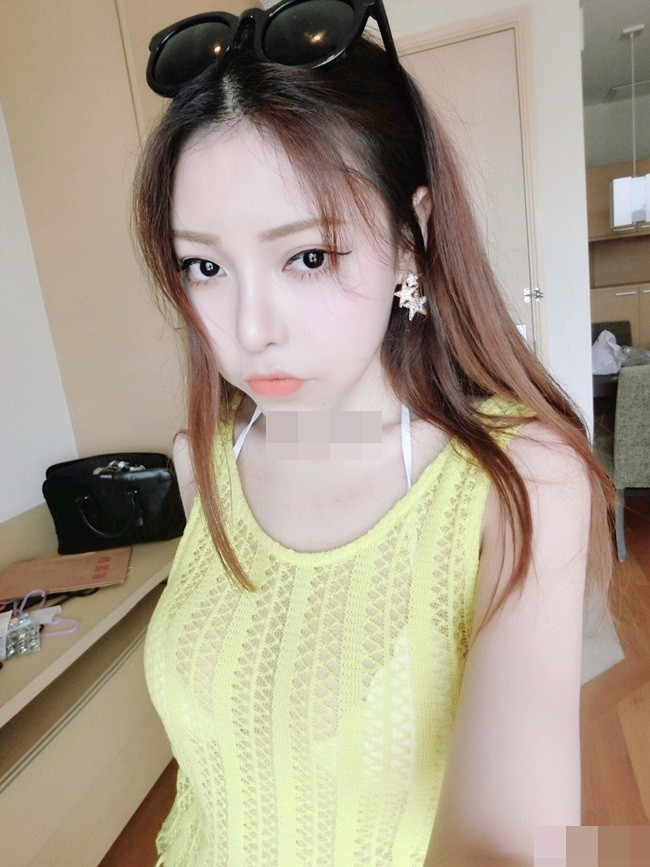 Cô nàng lạm dụng những chiêu trò câu view phản cảm như diện váy ngủ lên sóng, thực hiện những hành động khêu gợi...