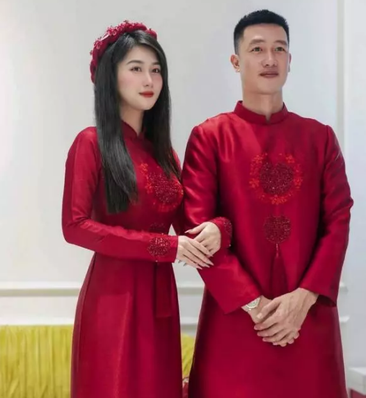 Được biết, cầu thủ Huy Hùng và vợ sắp cưới đã ấn định ngày về chung một nhà.