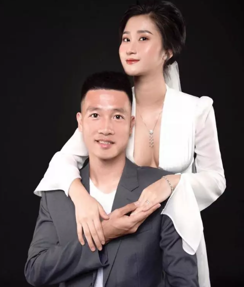 Mới dây trên trang cá nhân, cầu thủ Huy Hùng đã hé lộ nhiều khoảnh khắc chụp ảnh cưới cùng bạn gái Nguyễn Thùy Dương.