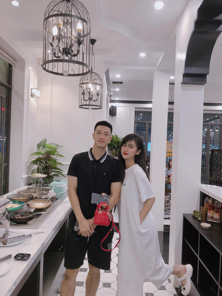 Trước đó, chia sẻ về chuyện tình yêu của mình, hot girl đất cảng tiết lộ cô biết đến Huy Hùng khi xem một trận bóng đá trên ti vi.
