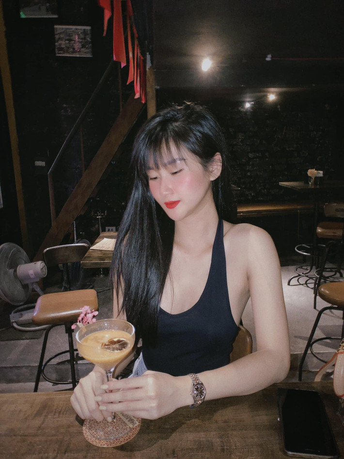 Dù chỉ xuất hiện ít phút ở cuối trận nhưng ngoại hình điển trai, nhiệt huyết của chàng cầu thủ trẻ đã thu hút Thùy Dương.