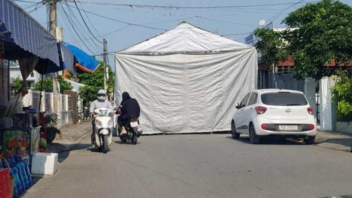 Một chiếc rạp cưới đẹp mắt nhưng không đẹp lòng người đi đường.