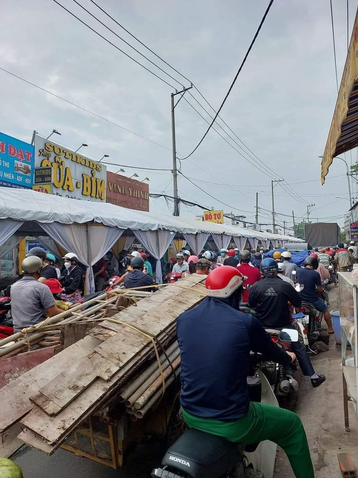 Những tháng cuối năm cũng chính là mùa cưới, vậy nên trên MXH đã xuất hiện nhiều hình ảnh các rạp đám cưới được dựng lên chắn ngang đường, ngang lối.