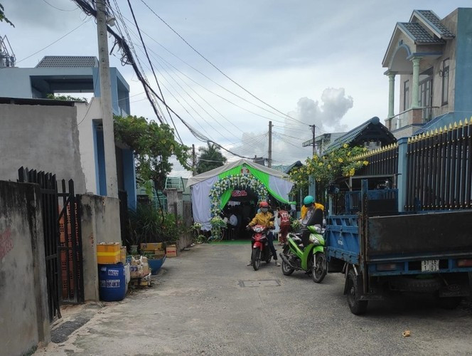 Hình ảnh dựng rạp chắn ngang đường làm cản trở xe ô tô qua lại, còn xe máy phải tìm cách lách qua khá khó khăn.