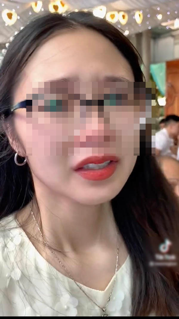 Khi cô dâu chú rể tổ chức hôn lễ trên sân khấu, cô bạn thân ngồi phía dưới xúc động rơi nước mắt. Khi mọi người xung quanh hỏi trêu, cô gái vừa khóc vừa nở nụ cười tươi khiến ai nhìn cũng thương.