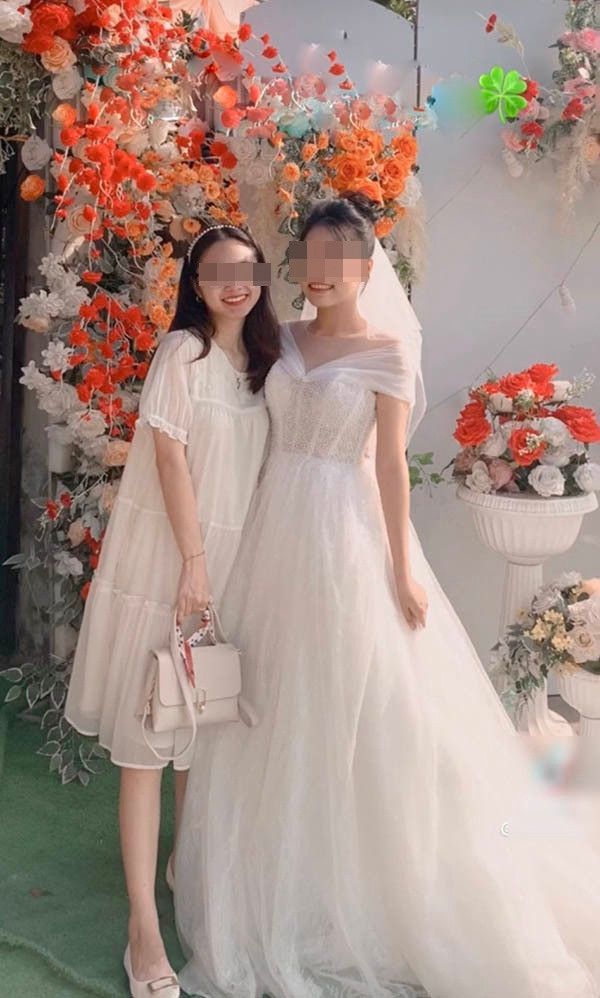 Được biết, cô gái này đã lập gia đình 1 năm trước nhưng khi dự lễ cưới của bạn thân thì cảm xúc vẫn lạ lẫm khó tả.