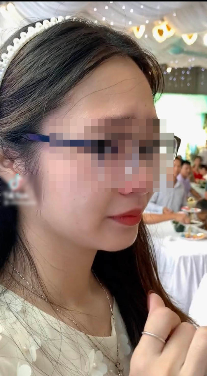 Tương tự như chàng trai, trước đó trên MXH từng xuất hiện đoạn video ghi lại cảnh một cô gái xinh đẹp khóc đỏ mắt trong ngày cưới bạn thân.
