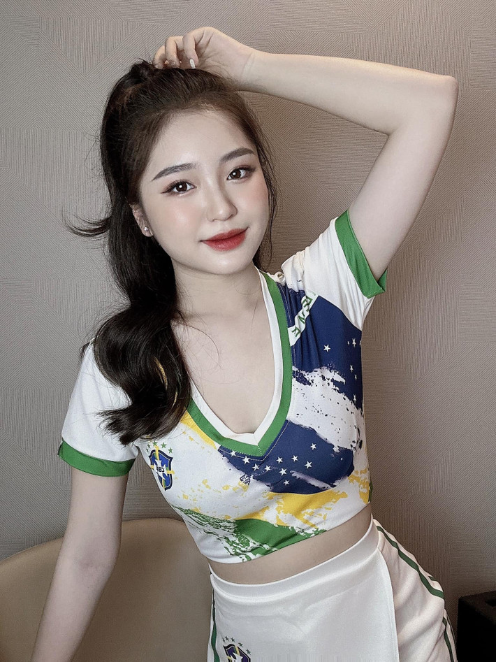 Kém chị gái 9 tuổi nhưng Lê Phương Uyên cũng xinh đẹp và gợi cảm không kém.