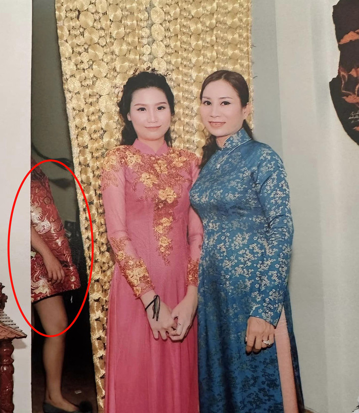 Những "nhân vật phụ" như chiếc xe đưa dâu, mâm quả bánh pía cũng được chụp đến tận 6 tấm.