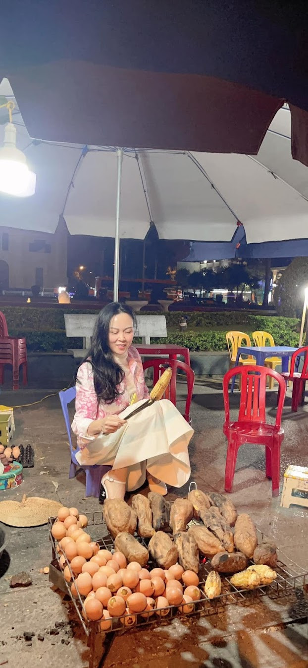 Mới đây, trên trang cá nhân, Phượng Chanel khoe loạt ảnh đang ngồi nướng khoai và bắp trên phố làm dân mạng phải chú ý.