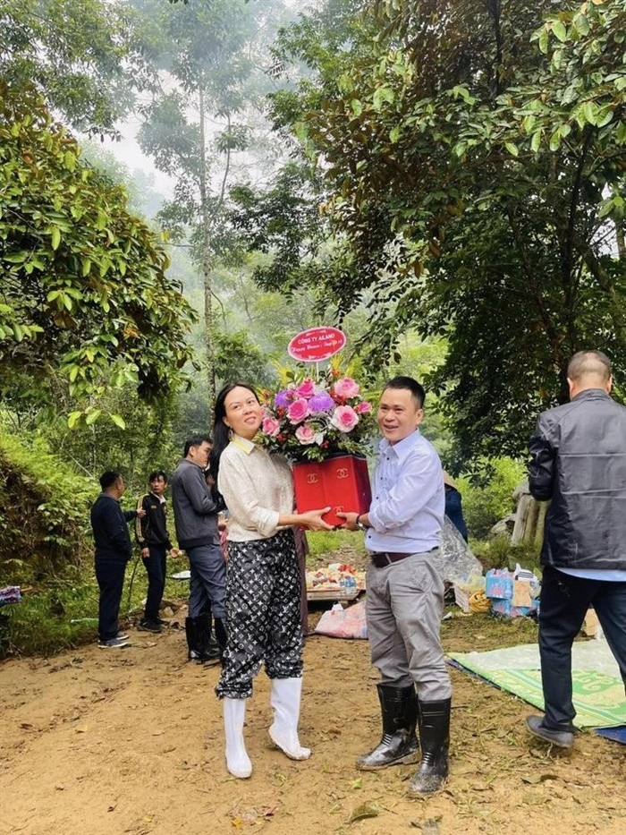 Tuy nhiên, nhiều người cho rằng nữ đại gia Phượng Chanel "dùng đồ hiệu như phá" khi cô thường xuyên mặc trang phục đắt tiền đến những nơi cần sự đơn giản, thoải mái.