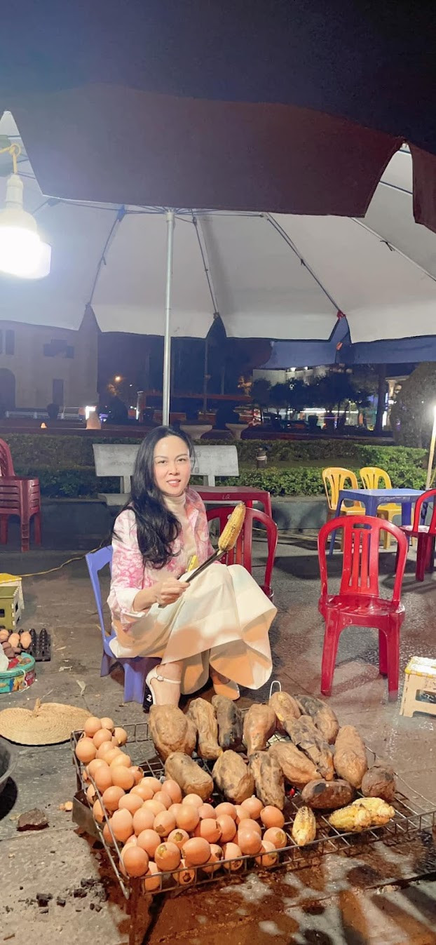 Dù chỉ ngồi vỉa hè, song nhiều người nhận ra nữ doanh nhân diện toàn đồ đắt tiền từ quần áo và đến giày dép đều từ các nhà mốt đình đám thế giới.