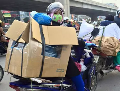 Gió lạnh cũng "bó tay" với cách chở con trong thùng các tông của các mẹ.