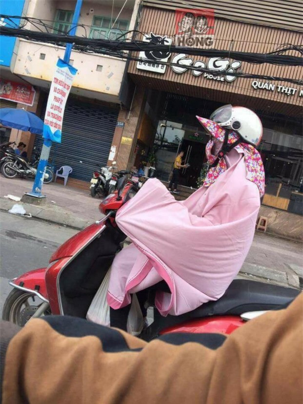 Quấn chăn kín người khi đi xe trên đường là cách chống rét bá đạo của nhiều người khiến cư dân mạng được phen cười chảy nước mắt.