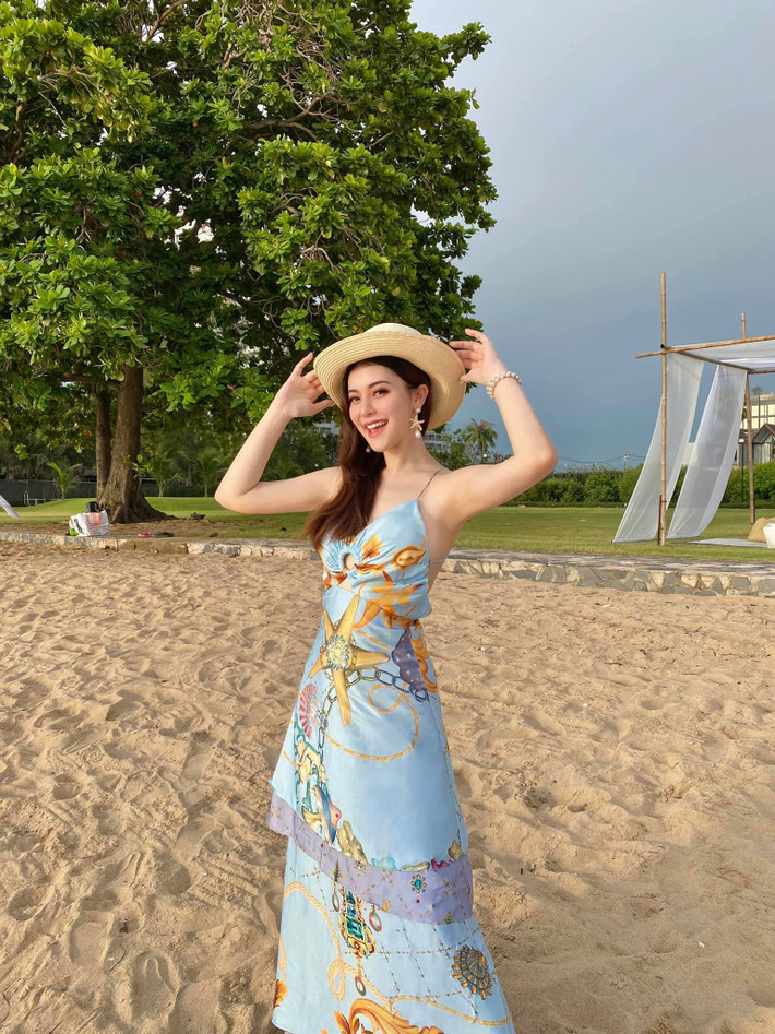Chẳng những gây ấn tượng bởi gương mặt xinh đẹp, Evelyn còn có một vóc dáng chuẩn cùng chiều cao lý tưởng.