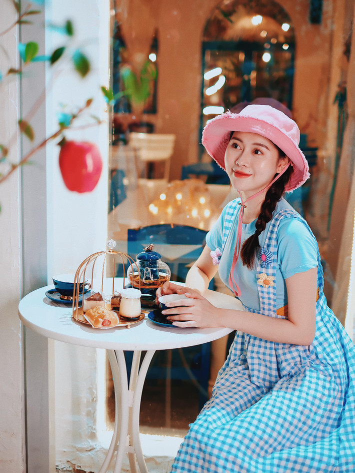 Phương Thoa còn được nhiều bạn trẻ "nhớ mặt quen tên" khi tham gia diễn xuất trong chuỗi tập phim ngắn "chủ tịch giả vờ và cái kết". Biểu cảm tự nhiên của cô gái trẻ nhận được không ít sự thiện cảm. Ảnh: Tổng hợp