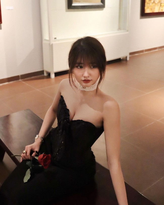 Nhan sắc mơn mởn ở tuổi 18 cùng vóc dáng phổng phao của Khánh Huyền khiến nhiều người "mê đắm".