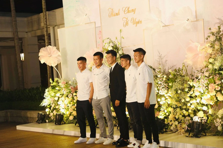 Trong ngày vui của đôi trẻ, nhiều tuyển thủ nổi tiếng của ĐT Việt Nam và cả HLV Park Hang-seo cũng góp mặt để chung vui, chúc phúc.