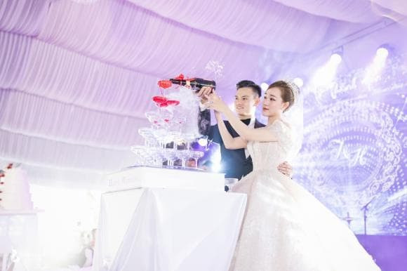 Tại lễ thành hôn Hồ Tấn Tài bảnh bao và cô dâu xinh đẹp cùng diện áo dài đỏ truyền thống.