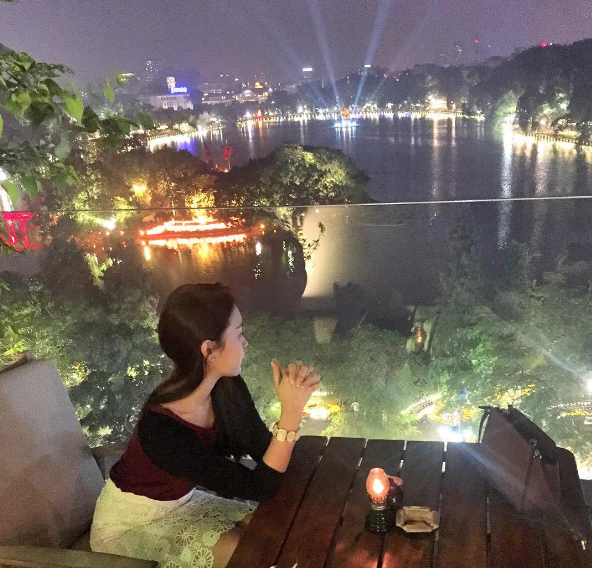 Với lợi thế đó, Avalon cafe & Lounge luôn là địa điểm hút khách nhất khu vực quán cafe quanh hồ Gươm.