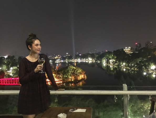 Avalon cafe & Lounge nằm ở vị trí đắc địa, một mặt có thể nhìn ra Phố cổ, một mặt nhìn ngắm được hồ Gươm và cầu Thê Húc mà không bị cây cối che lấp.