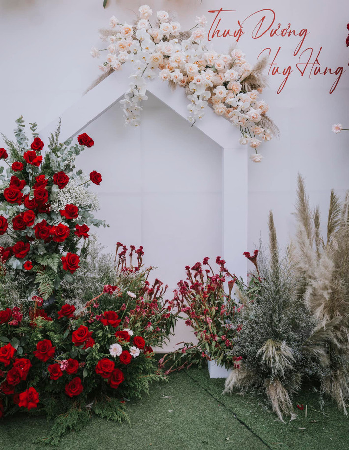 Sau khi hoàn thành các thủ tục tại nhà, Thùy Dương - vợ cầu thủ Huy Hùng vội vàng di chuyển về Bắc Ninh để chuẩn bị cho hôn lễ vào ngày mai.