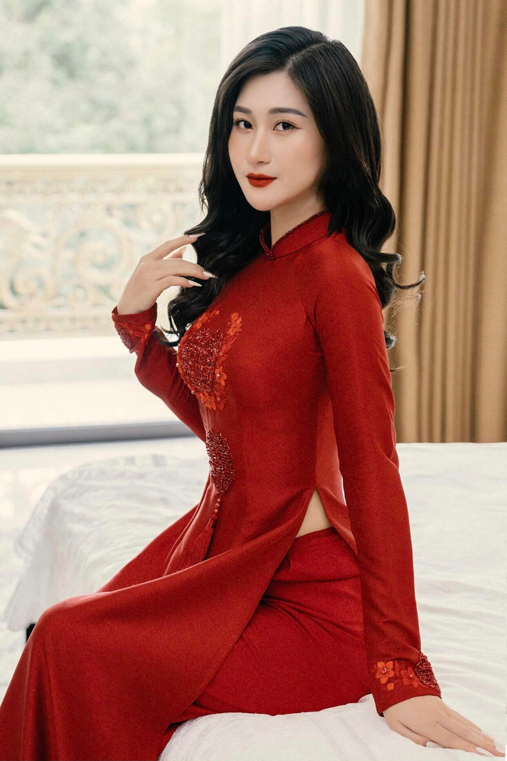 Cô gây ấn tượng với gương mặt xinh đẹp, làn da trắng sáng mịn màng.