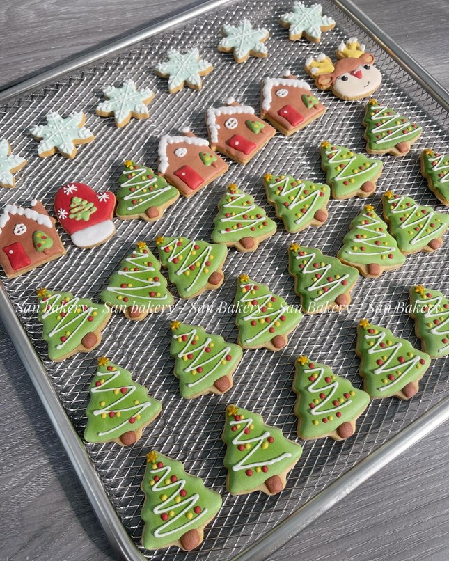 Icing Cookies, loại bánh biểu tượng của dịp này, cũng là một trong những món quà Giáng sinh phổ biến mỗi mùa . Năm nay, giới trẻ rủ nhau "đu trend" làm Icing Cookies. Nhiều công thức làm bánh khác nhau được chia sẻ trên mạng xã hội.