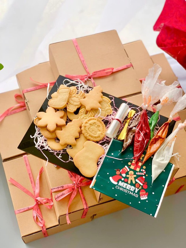 Vào những ngày cận Giáng sinh giới trẻ "nổ" ra trào lưu vẽ bánh quy đường Icing Cookies như là món quà gửi tặng bạn bè, người thân dịp này.