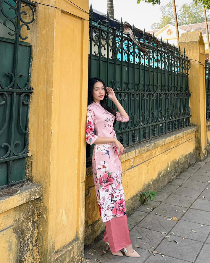 Bộ ảnh áo dài của người đẹp nhanh chóng thu hút sự chú ý, đặc biệt là sau sự việc cô bị cư dân mạng "tấn công" trang cá nhân, để lại bình luận "đá xoáy" liên quan đến bạn trai.