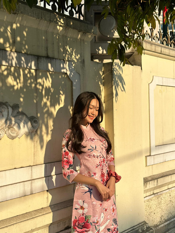 Mới đây trên Instagram bạn gái Đoàn Văn Hậu chia sẻ loạt hình ảnh diện áo dài màu hồng cực xinh đẹp.
