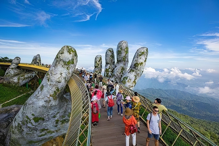 Vào dịp Tết, thành phố Đà Nẵng được trang hoàng linh lung và rực rỡ.