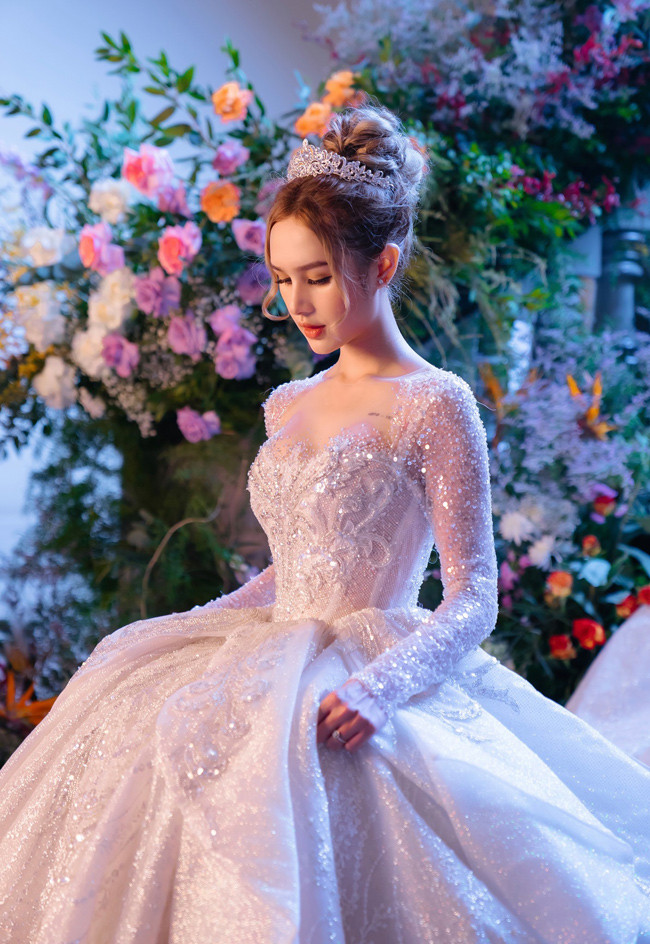 Cô nàng đính hôn với Xemesis - "streamer giàu nhất Việt Nam" khi mới 17 tuổi. Tròn 18 tuổi, cô nàng chính thức lên xe hoa "theo chồng về dinh".