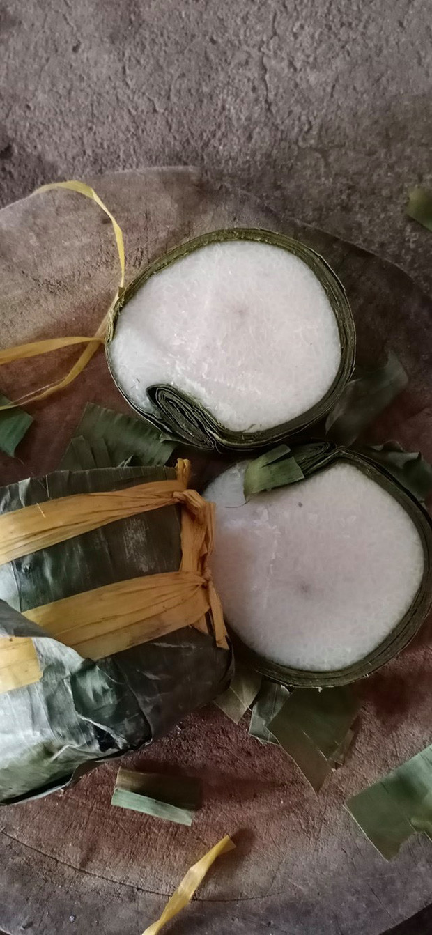 Hình ảnh chiếc bánh tét sau khi bóc ra, cô gái này đã ''sốc'' vì 2 chiếc bánh từ trong ra ngoài chỉ có 1 màu trắng đục của gạo nếp, còn nhân đỗ thịt ở đâu thì cô không biết.