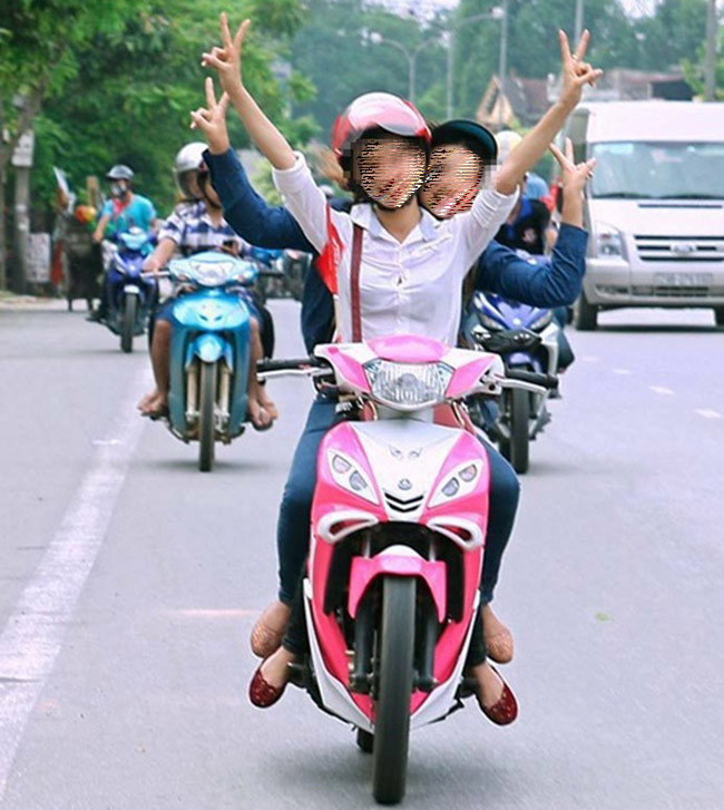 Hai cô gái vô tư thả luôn hai tay để chụp ảnh khi đang điều khiển phương tiện.