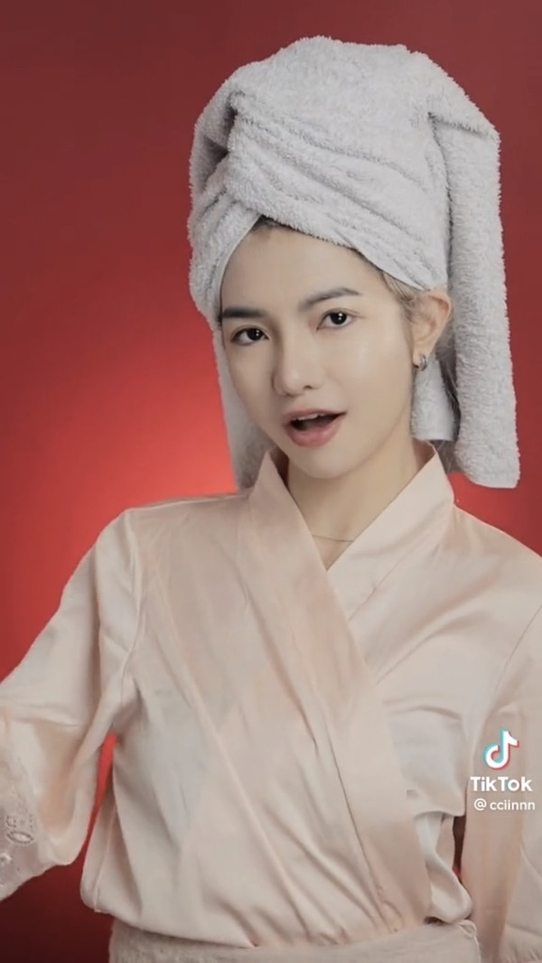 Khoảnh khắc kiệm son phấn của TikToker sinh năm 1997 cũng được khen ngợi.