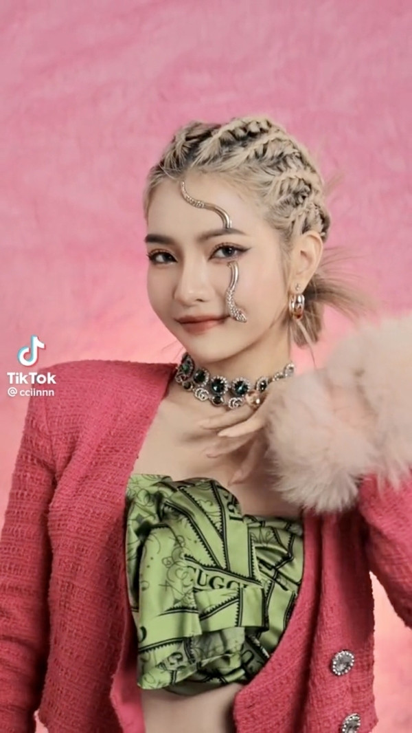 Đặc biệt ở clip TikTok bắt trend "Made you look" CiiN trở thành tâm điểm của cộng đồng mạng. Theo đó, dù là người thực hiện video trễ nhưng độ viral của hot TikToker là điều không ai có thể phủ nhận.