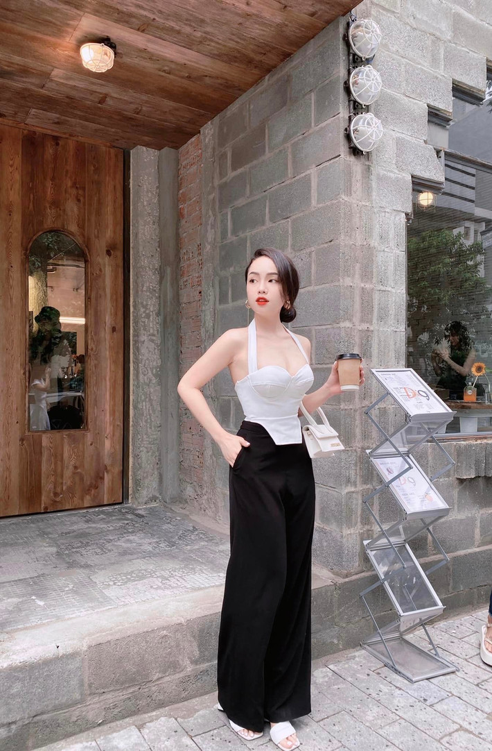 Những chiếc áo trễ vai khoe thềm ngực là items không thể thiếu trong tủ đồ của cô nàng.