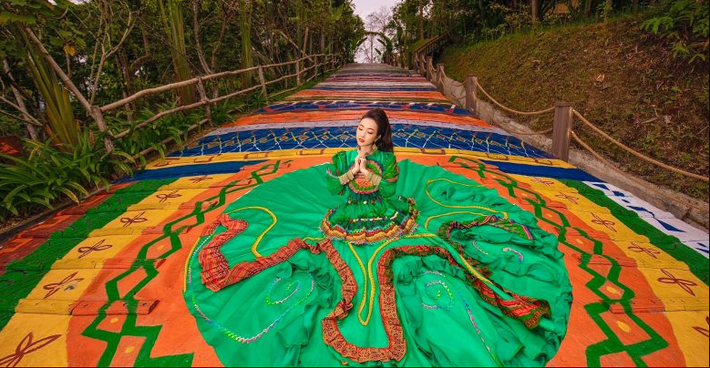 Không chỉ đơn giản là mang trên mình những màu sắc độc đáo, con đường còn chứa đựng những nét đặc sắc của đồng bào dân tộc vùng cao, được nhiều bạn trẻ check in. Ảnh: Tổng hợp
