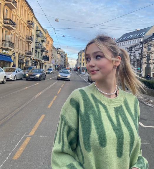 Nổi tiếng từ năm 2019 với những bức ảnh chụp xinh đẹp trên Instagram, tài khoản cá nhân của hot girl 2K này hiện tại đã sở hữu được hơn 1 triệu người theo dõi.