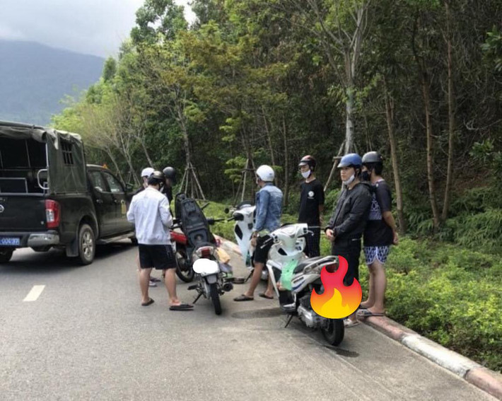 Nhiều đôi bạn trẻ còn mang cả đồ ăn, thức uống tới suối để đi dã ngoại mùa COVID-19.