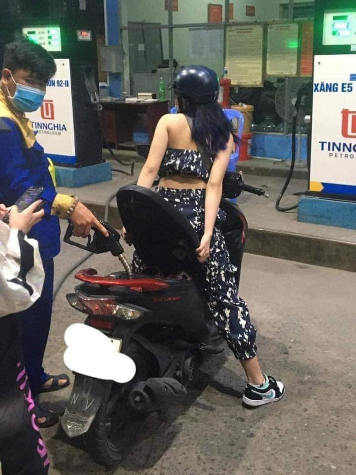 Màn đổ xăng theo hệ lười biếng của cô gái trẻ này nhanh chóng gây ra sự bất bình trong cộng đồng. Nhiều người cho rằng hành động này là vô duyên, thiếu ý thức, không tôn trọng nhân viên bán xăng.