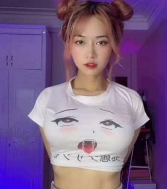 Mới đây hot girl Lê Bống tiếp tục gây tranh cãi vì mặc chiếc áo ôm sát, ngắn cũn trông khá phản cảm trong một clip nhảy trên TikTok.