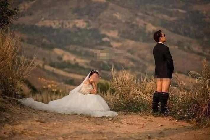 Theo đó, thay vì chụp ảnh cưới như bình thường, họ lại có những cách tạo dáng phản cảm. Thậm chí chú rể còn tụt hẳn quần xuống quá đầu gối, để lộ vòng ba, cô dâu cũng có hành động gây "nhức mắt" với "chỗ hiểm" của đối phương.