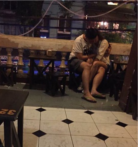 Quán cà phê, nơi công cộng là nơi có nhiều người tụ tập với đủ tầng lớp, lứa tuổi nên những hành động phản cảm này rất đáng lên án. Ảnh: Tổng hợp