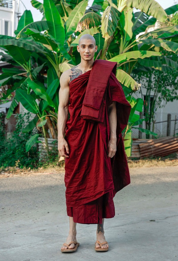 Những ngày gần đây hình ảnh của nam thần Myanmar Paing Takhon đang được cư dân mạng chia sẻ rầm rộ trên nhiều mạng xã hội. Chàng trai này được biết đến là người mẫu kiêm diễn viên, MC nổi tiếng ở đất nước này.