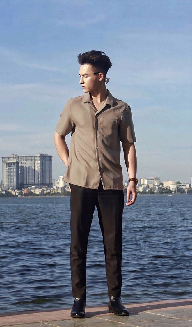 Cậu bạn có ngoại hình chuẩn người mẫu cùng góc nghiêng siêu hút mắt người đối diện.