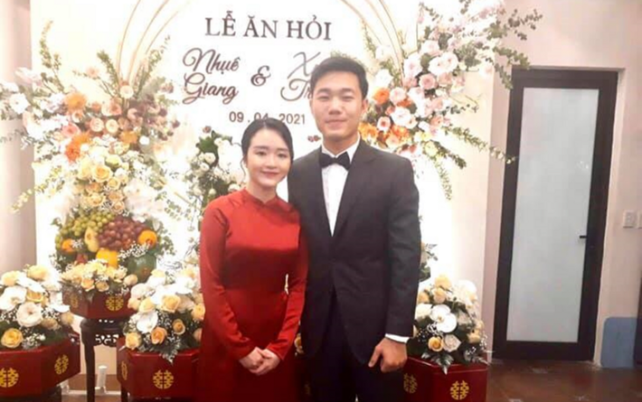 Vợ sắp cưới Lương Xuân Trường cũng chính là bạn gái lâu năm của anh chàng. Nhuệ Giang sinh ra trong một gia đình khá giả ở Hà Nội, sinh năm 1993.
