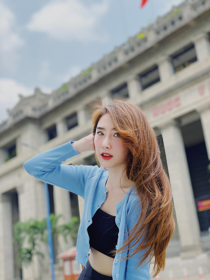 Trước khi trở thành bạn gái cầu thủ, Thanh Mèo là một trong những hot girl Sài thành có sức hút khá mạnh mẽ trên MXH.
