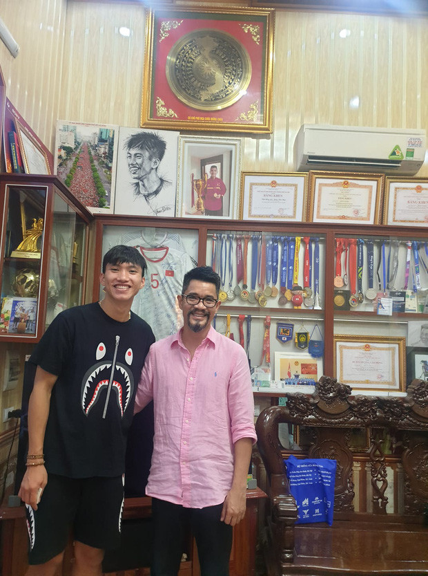 Trước đó, Đoàn Văn Hậu từng nhiều lần cho thấy bản thân rất thân thiết với gia đình "bạn gái tin đồn". Điển hình như khoảnh khắc nam cầu thủ chụp ảnh cùng bố của Doãn Hải My cách đây không lâu.